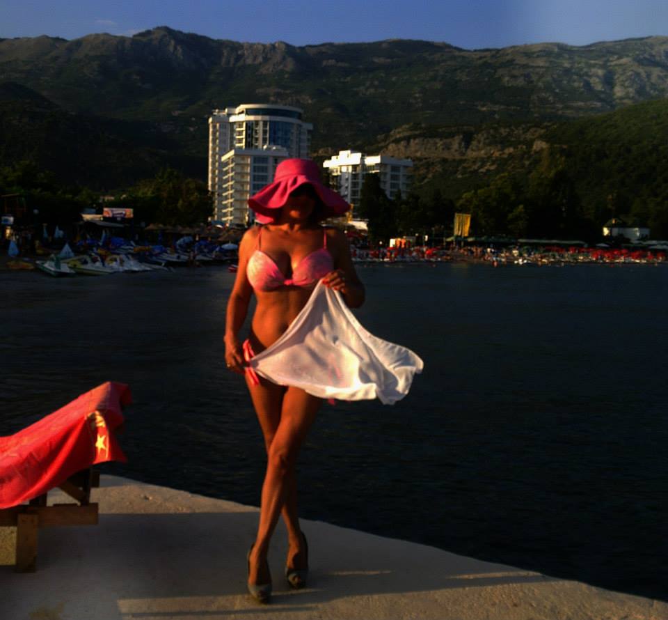 Soacra lui Mutu trece proba costumului de baie