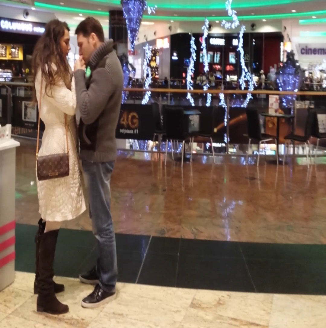 Sova ii saruta mana iubitei sale