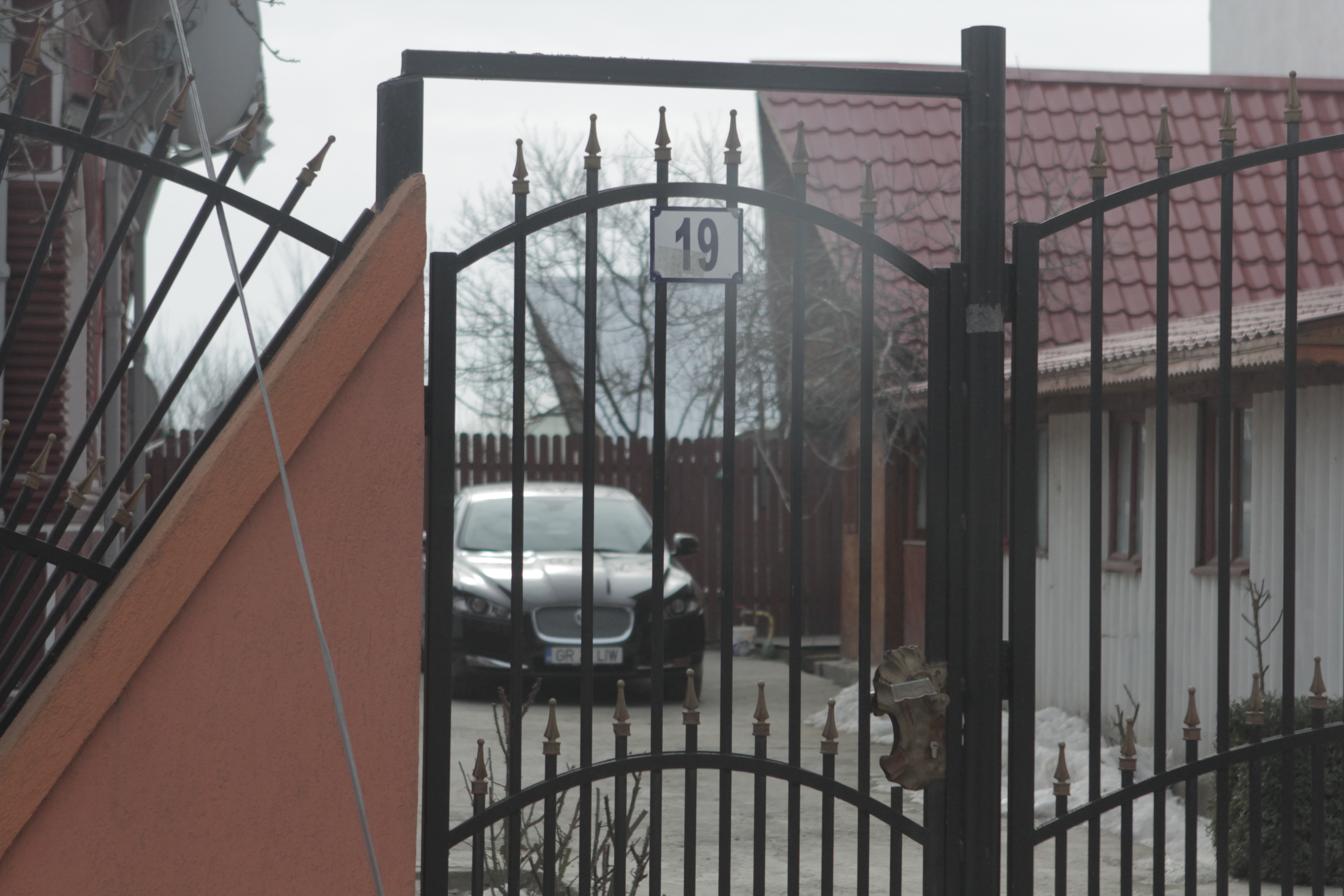 Un jaguar de toata frumusetea troneaza in curtea fratelui preotui din Varasti