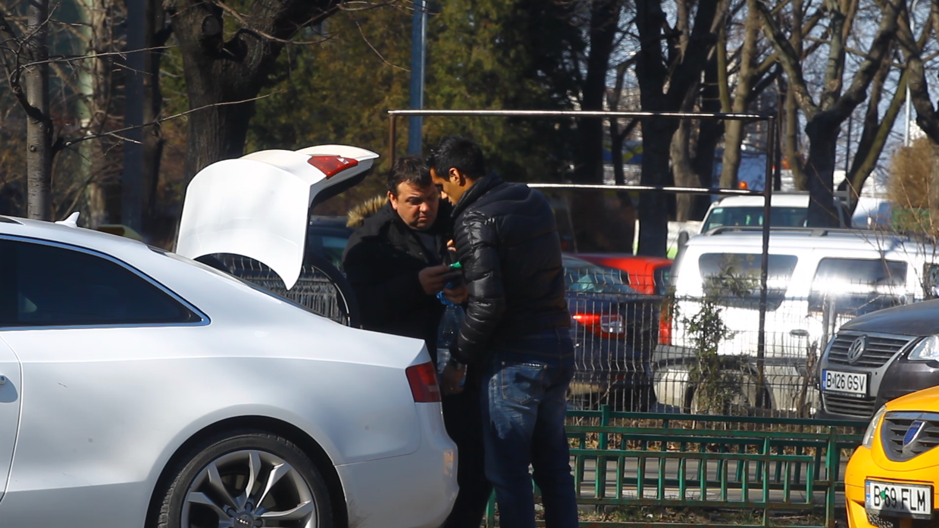 Cei doi se indreapta spre masina lui Banel