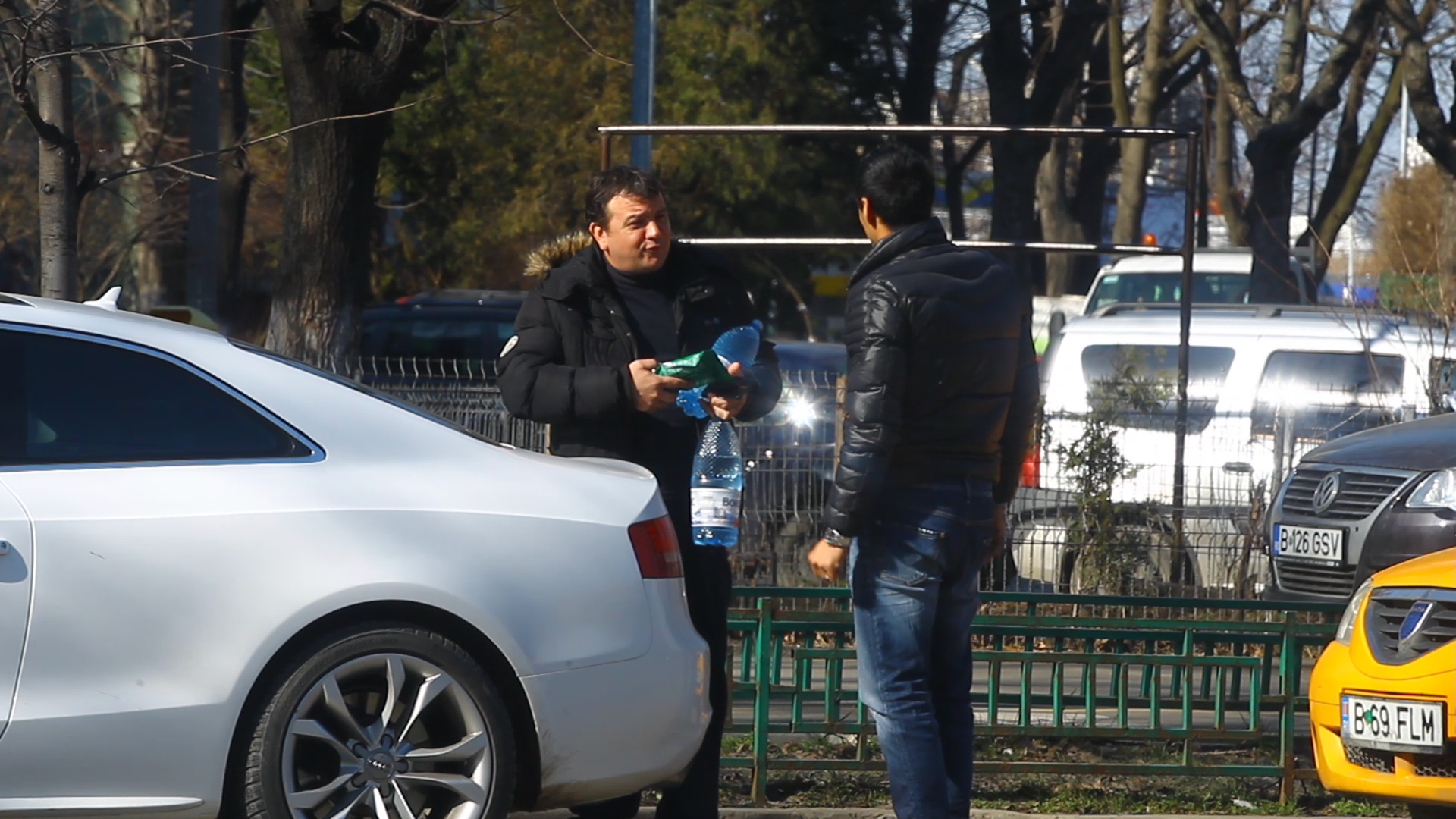 Fotbalistul ii da barbatului mai multe sticle de apa plata, dar si o punga cu seminte