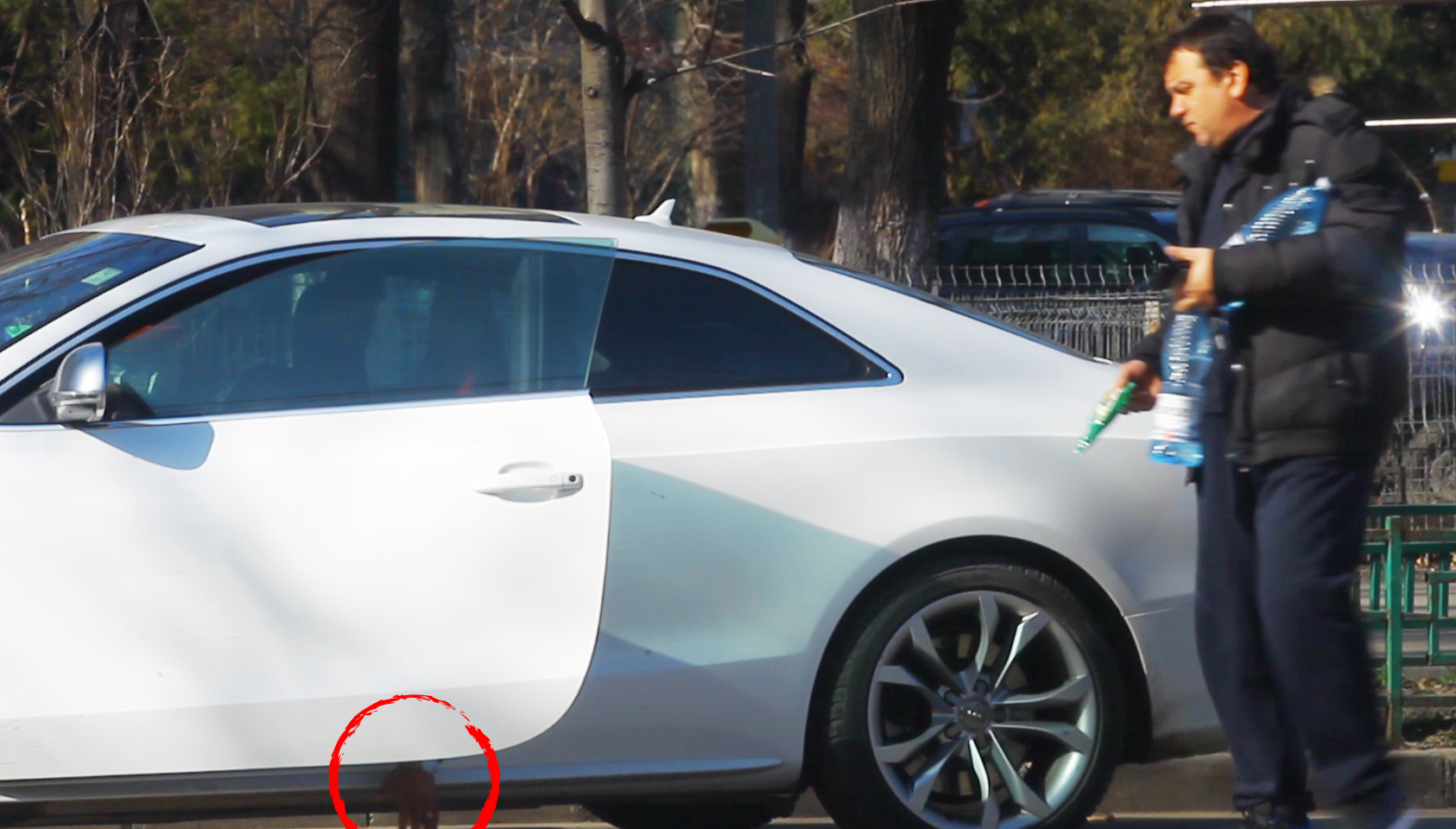 La plecare, Banel arunca gunoiul jos din masina