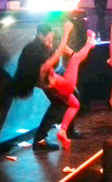 Cruduta a dansat lasciv cu un necunoscut