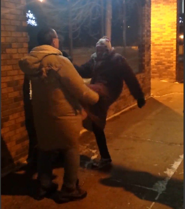 Femeia il loveste pe barbat cu picioarele