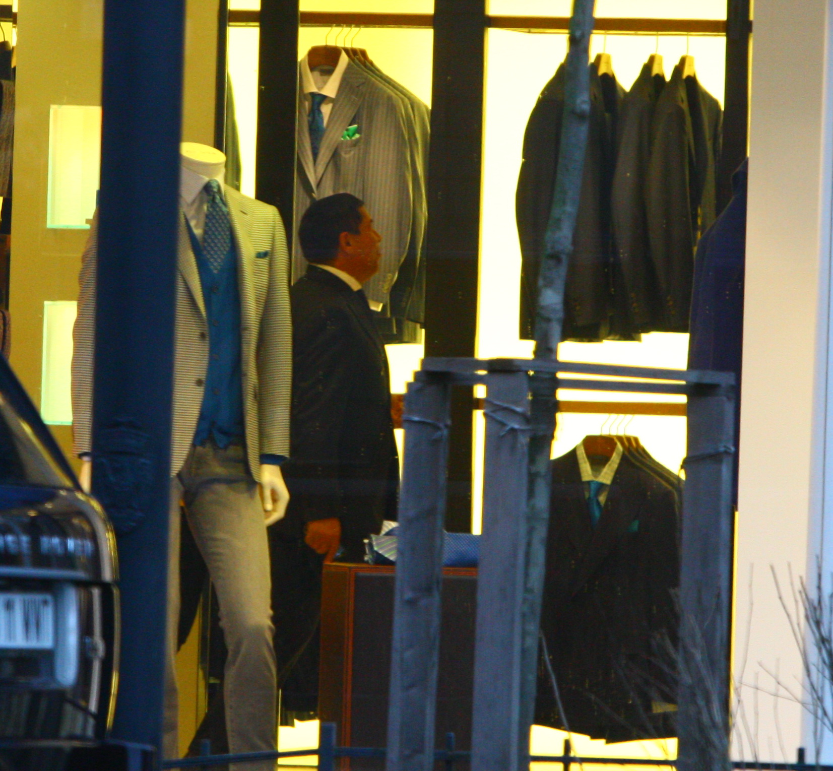 Turcu s-a plimbat printre modelele de costume expuse