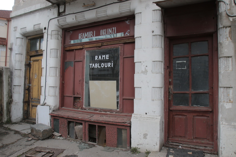 Magazinul lui Mincea este colorat in visiniu