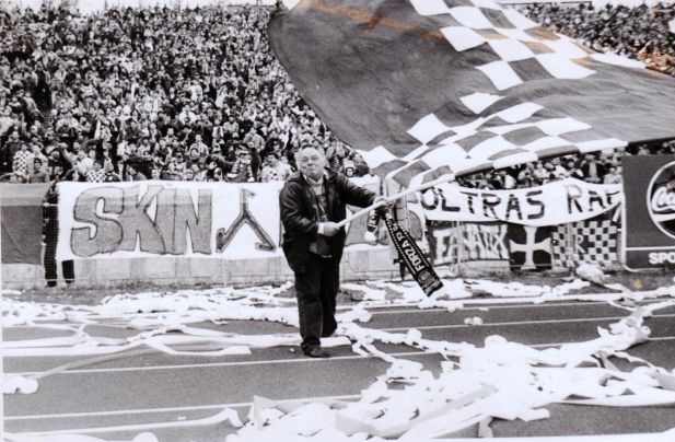 Mincea in zilele lui bune. Cu steagul Rapidului in mana