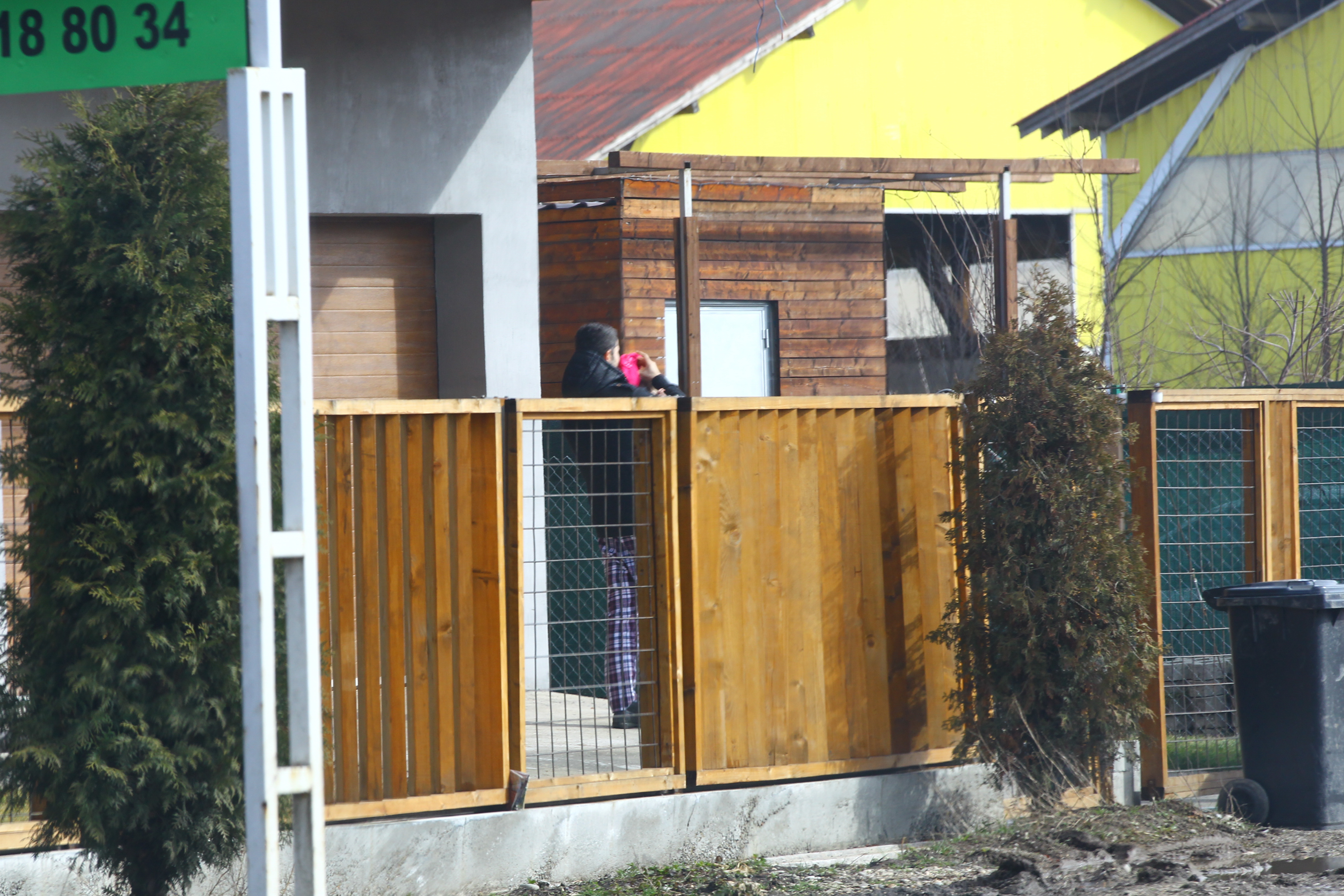 Fostul consilier al Elenei Udrea a inchis telefonul pentru a-i aseza fiicei sale caciula pe cap