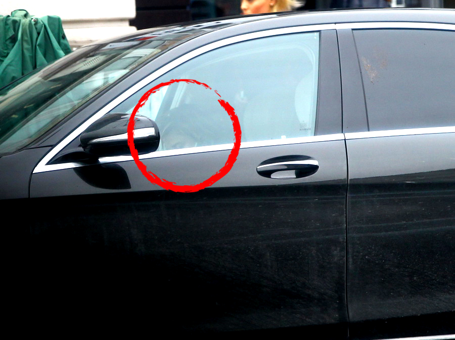 Soferul a plecat, iar Ana a ramas in masina si a vorbit la telefon