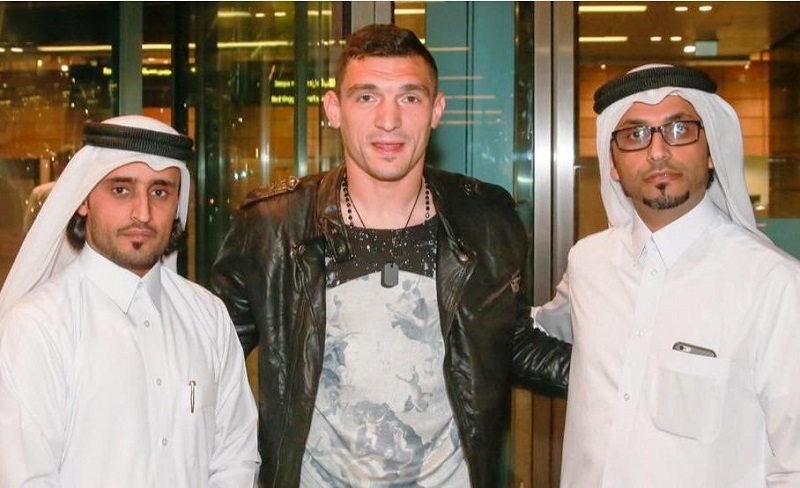 Fostul stelist s-a fotografiat cu seicii clubului din Qatar