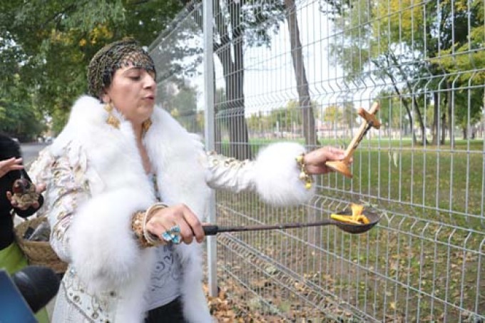 Vanessa isi testeaza puterile oculte la mormantul lui Arsenie Boca