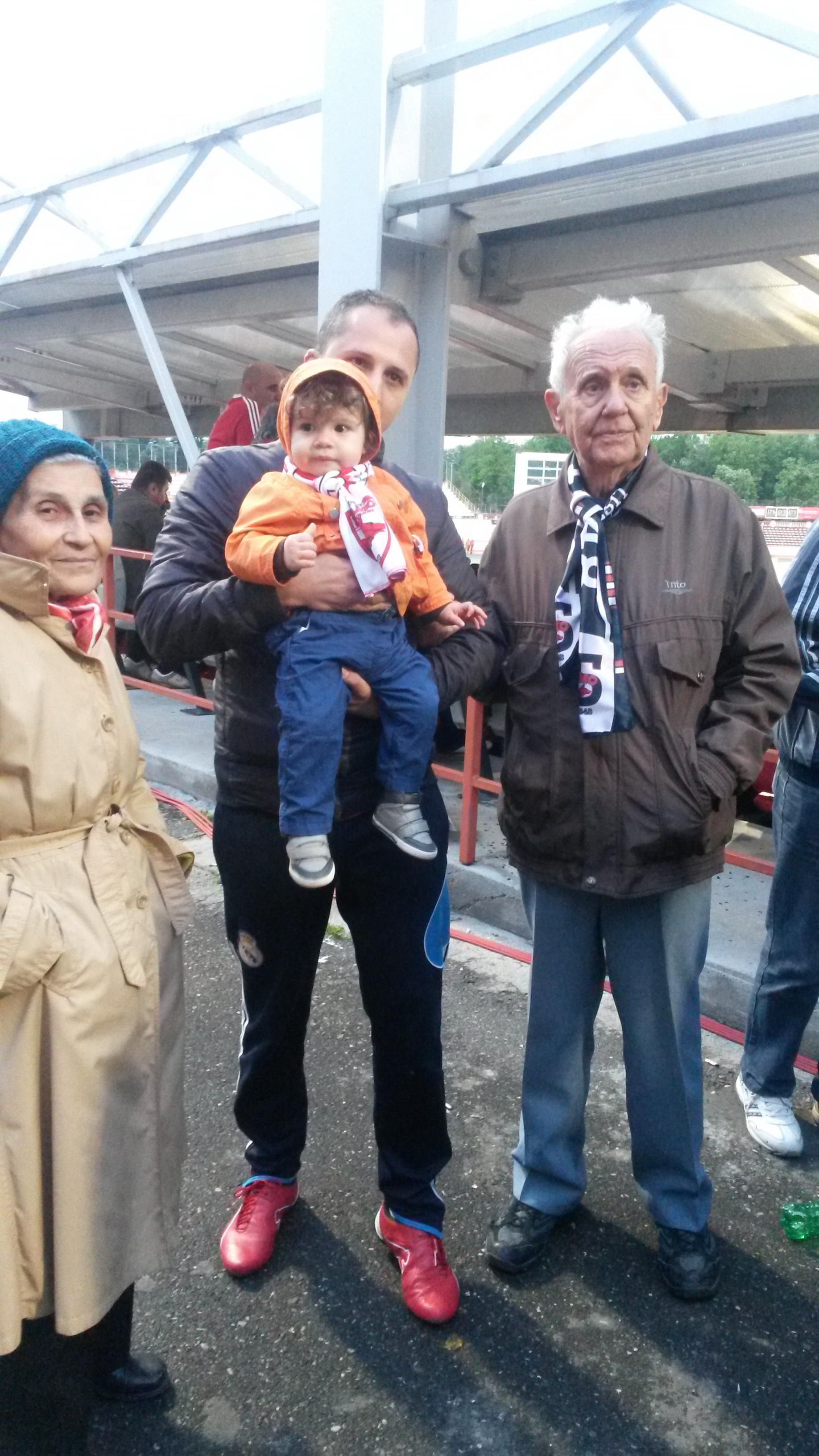 In 2014, la unul dintre meciurile lui Dinamo, Mircea si Maria s-au fotografiat cu un dinamovist in varsta de un an