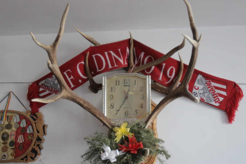 Fularul lui Dinamo este la loc de cinste pe peretele din sufragerie