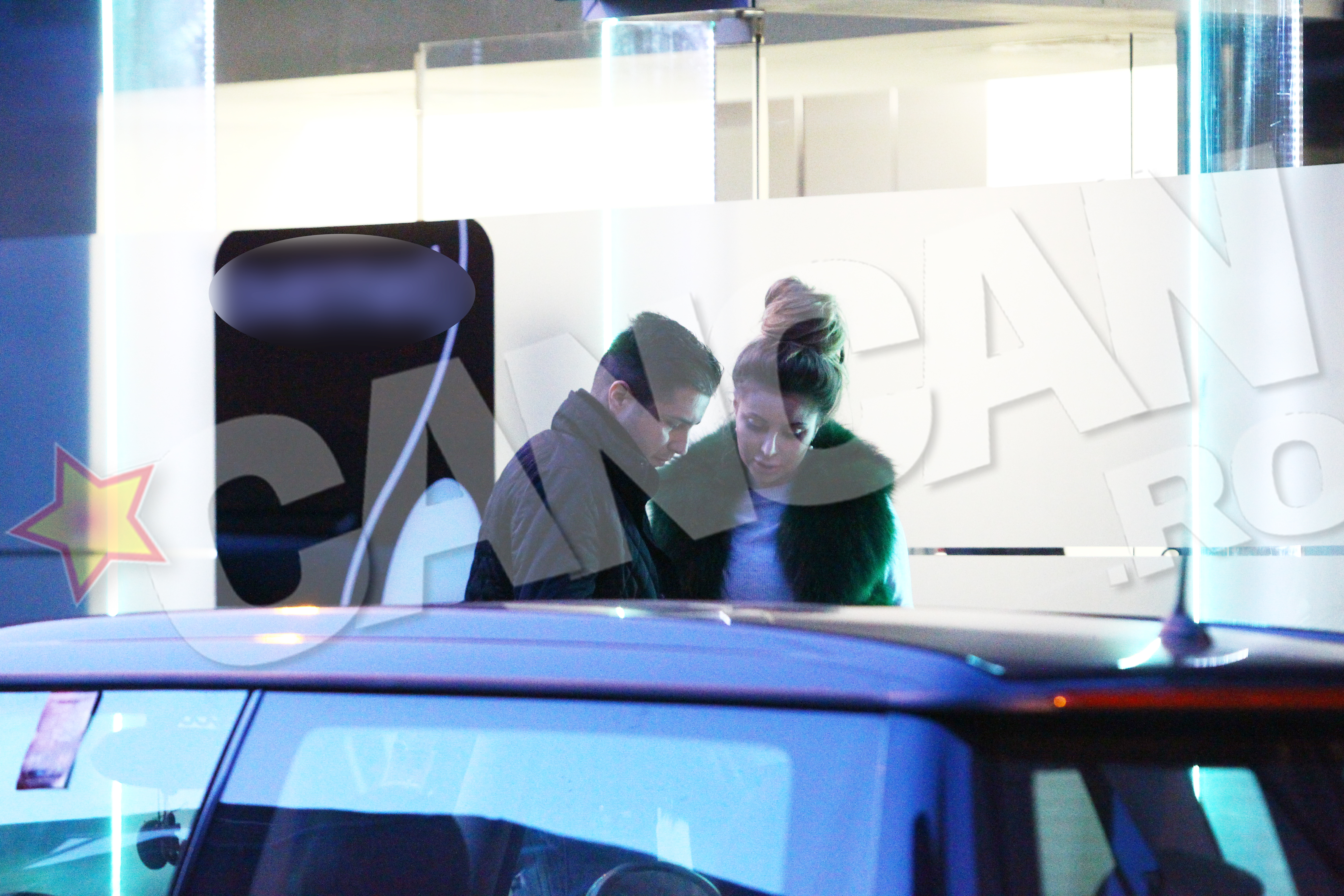 Cei doi verifica daca au toate actele medicale la ei