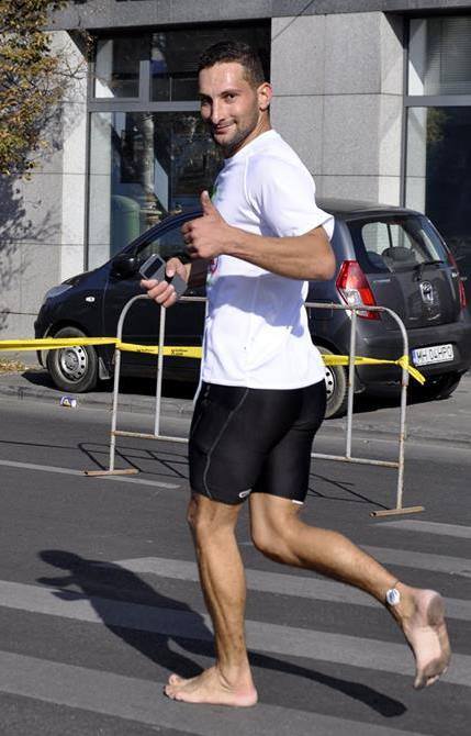 Laurentiu alearga in picioarele goale pentru cauza umanitare