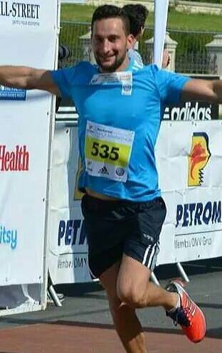 Laurentiu alearga in picioarele goale pentru cauza umanitare