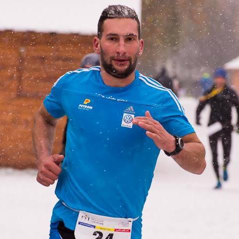 Laurentiu alearga in picioarele goale pentru cauza umanitare