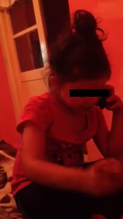 Micuta scrumeaza din cand in cand si se poarta ca si cum nu ar fi la prima experienta de acest gen