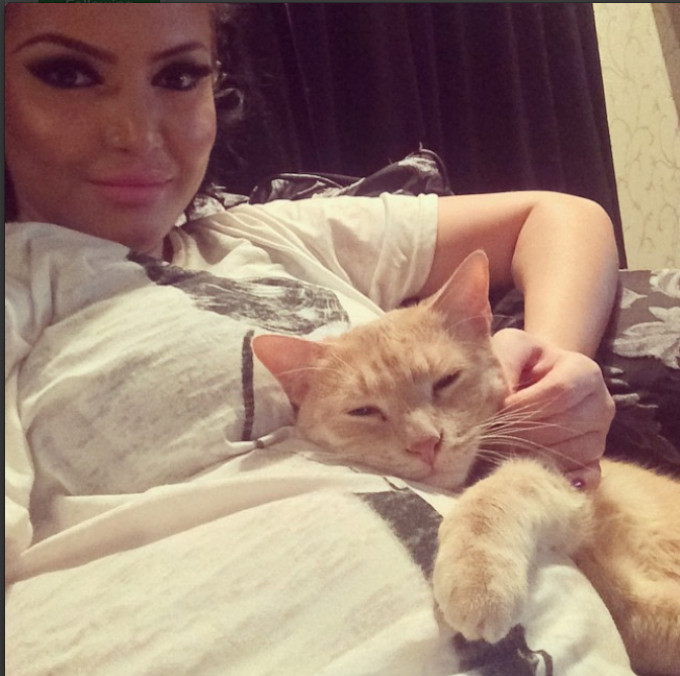 Andreea doarme cu o pisica