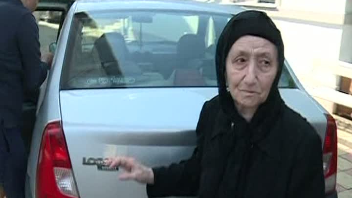 Mama lui Gigi Becali il asteapta pe acesta acasa