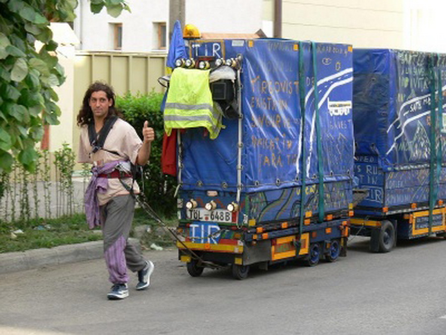 Omul-tir merge si pe drumurile publice