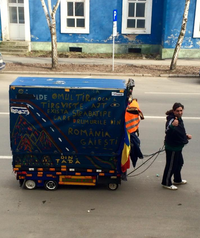 Omul-tir merge si pe drumurile publice