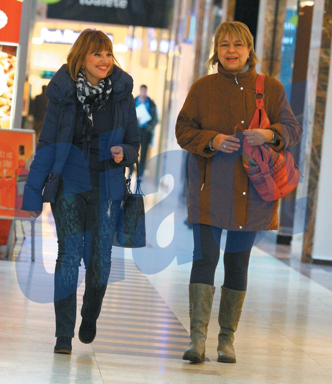 Marina Almasan poarta o pereche de blugi din anii 90