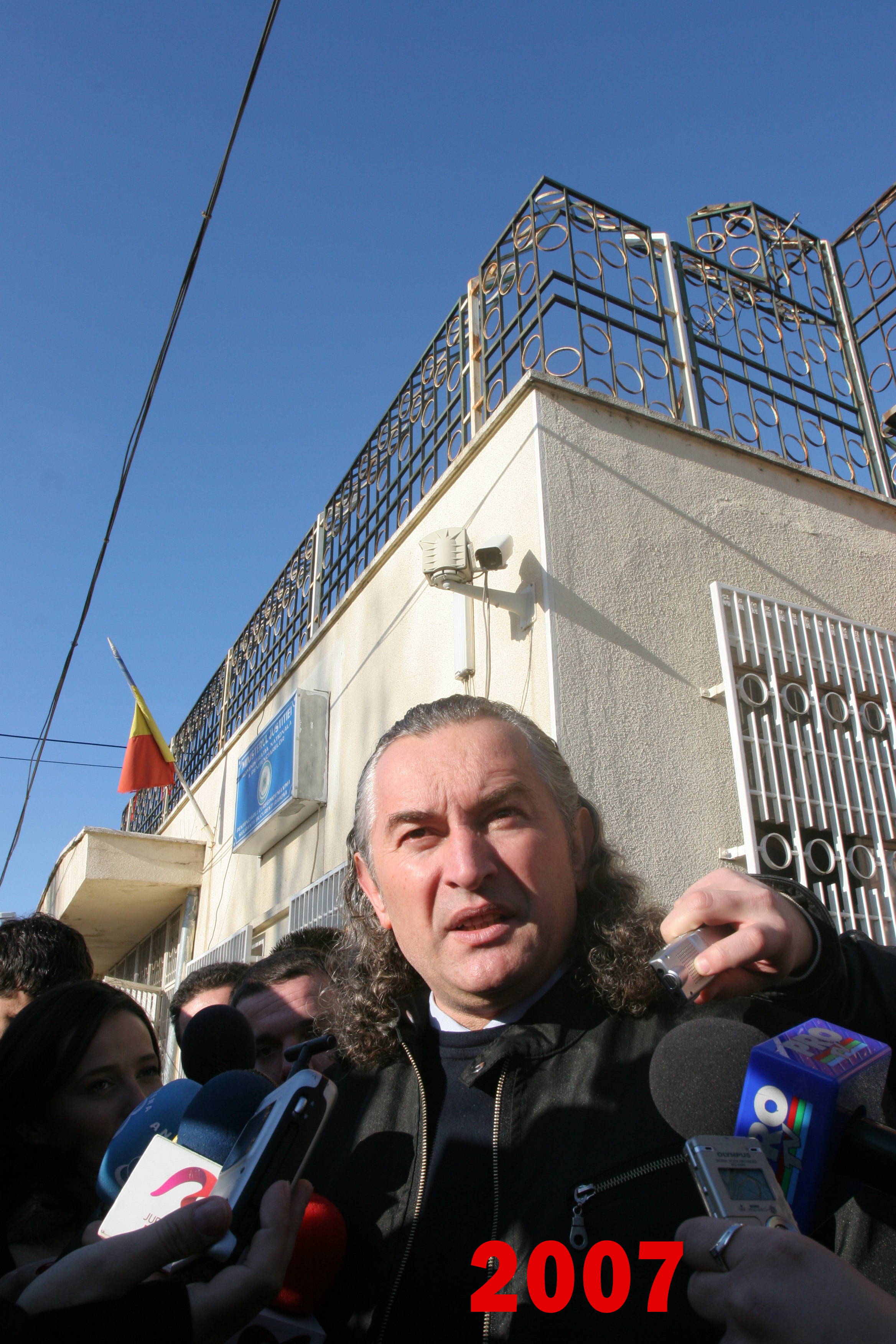 Miron Cozma in fata Penitenciarului Rahova
