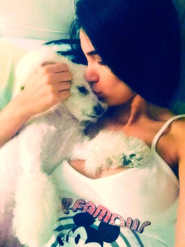 Sfarcul Adelinei se zareste prin tricou