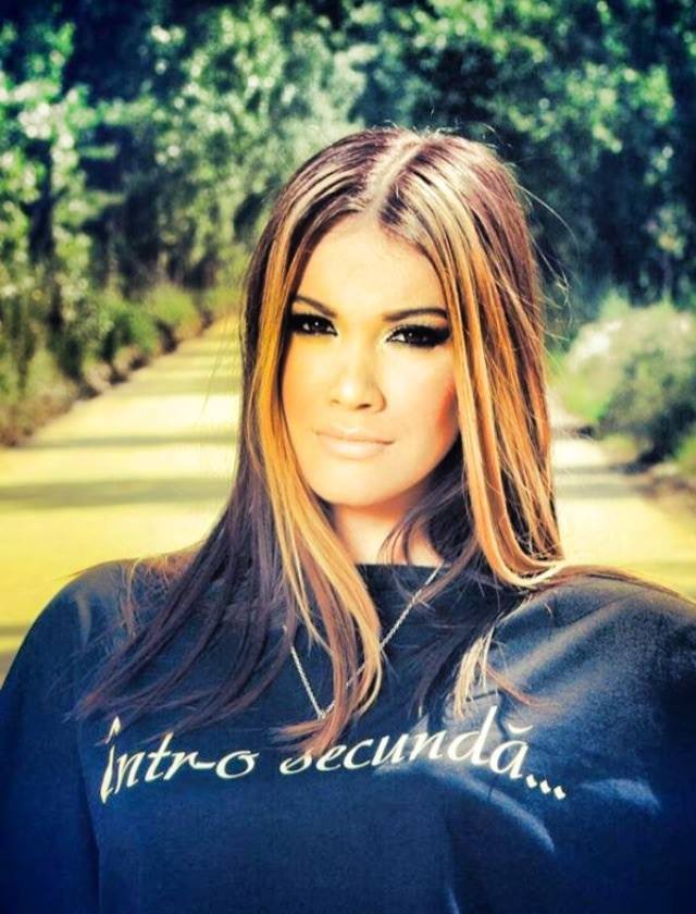 Desi nu a implinit bine nici 15 ani, Betty pozeaza intr-o adevarata diva