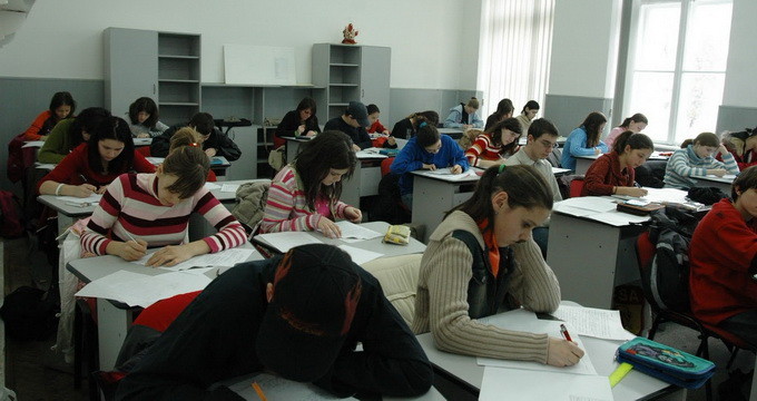 Scolarii s-au trezit u o tema despre operatii estetice