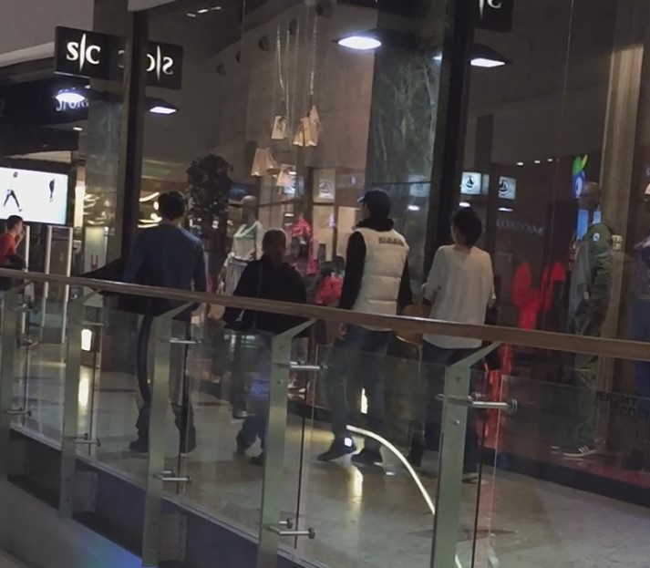 Dan Negru s-a plimbat cu grupul de prieteni prin mall