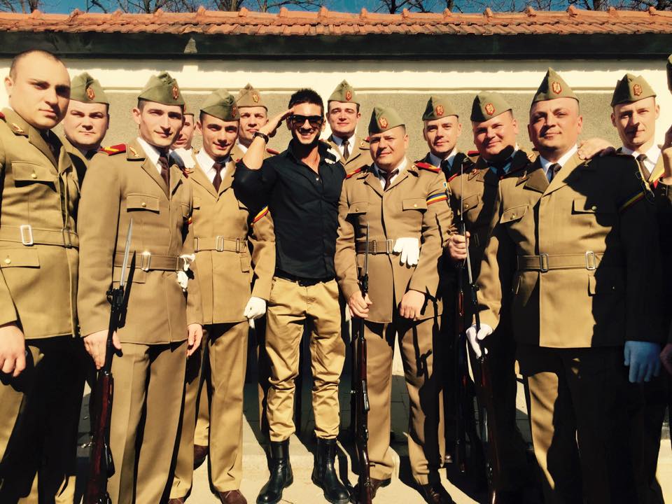 Dorian Popa s-a pozat alaturi de militarii Regimentului 30 garda Mihai Viteazul
