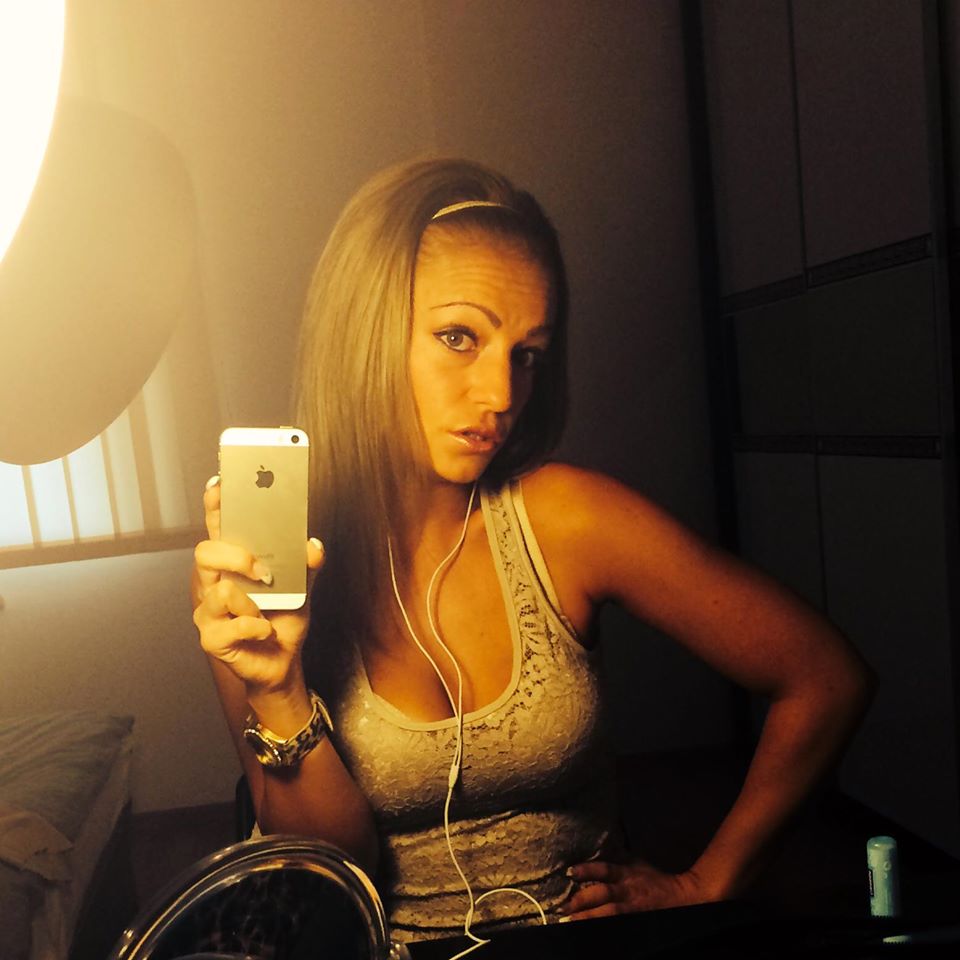 Iubita lui Cmovs este pasionata de selfie