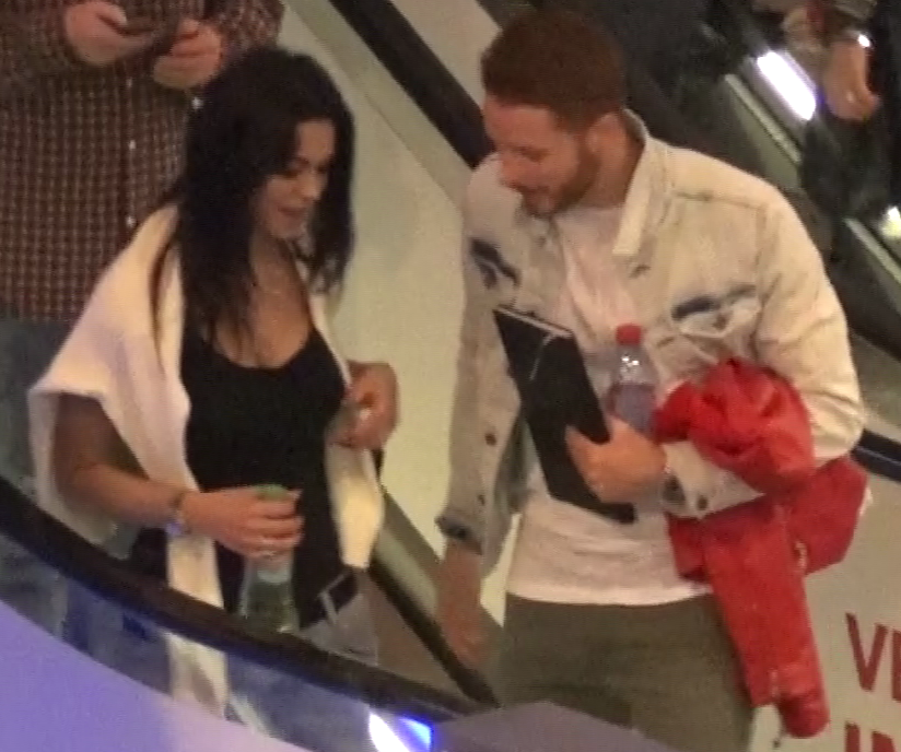 Gecov discuta cu iubita lui