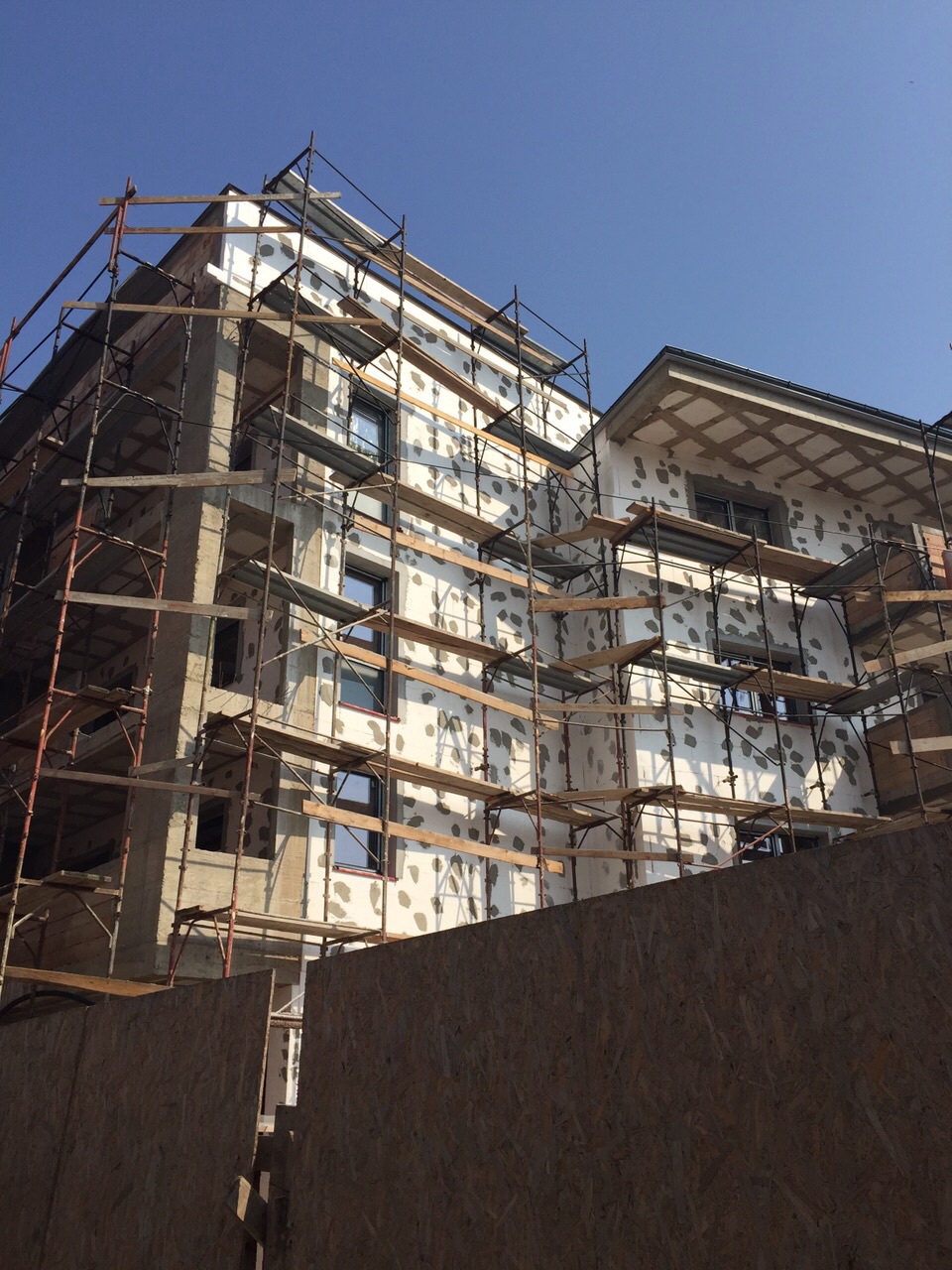 Blocul a fost ridicat in proximitatea cetatii din Alba-Iulia