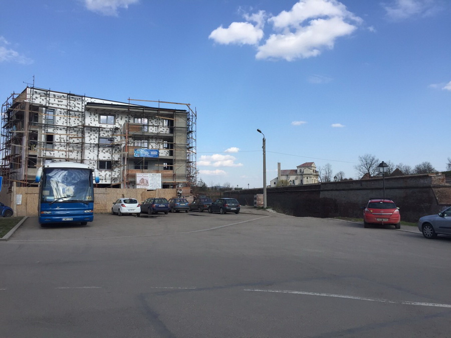 Blocul este la cativa metri de zidurile Cetatii Alba Carolina