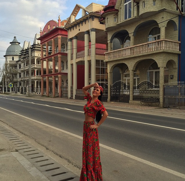 Cruduta s-a imbracat in hainele traditionale ale romilor