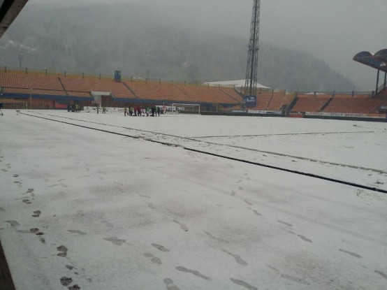 Fotbalistii au nevoie de o minge portocalie pentru a putea juca