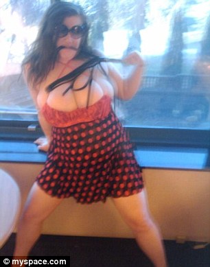 Kim Petro sustine ca Phelps a platit-o pentru a urina pe el