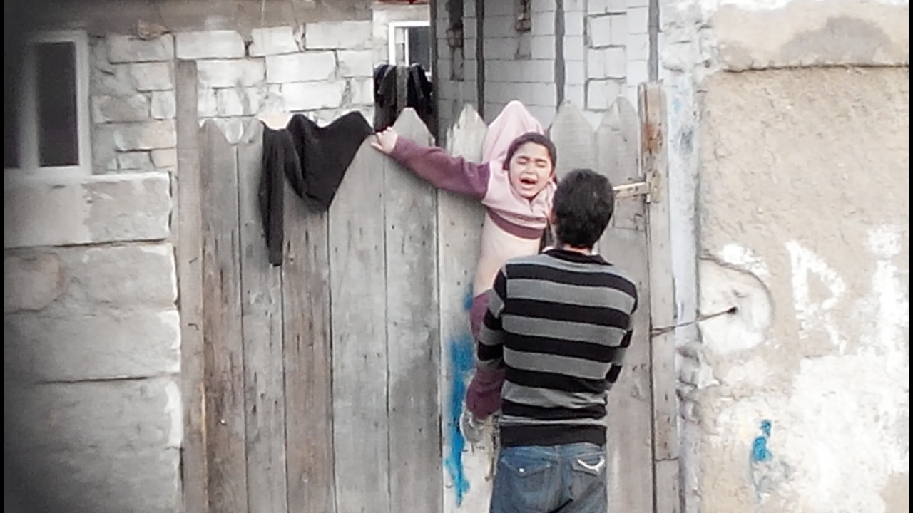 Copilul a fost agatat de gardul casei