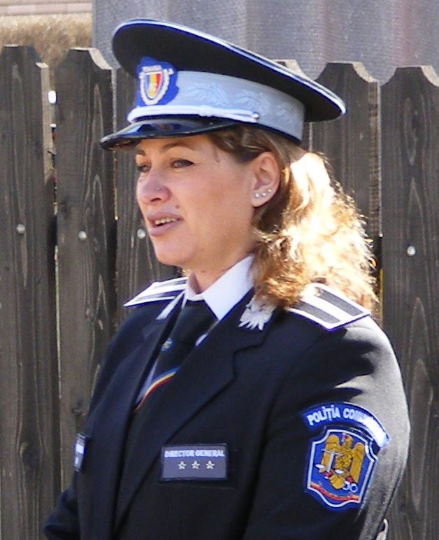 Politista a pozat idnecent alaturi de un coleg