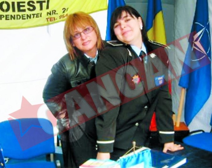 Politista a pozat idnecent alaturi de un coleg