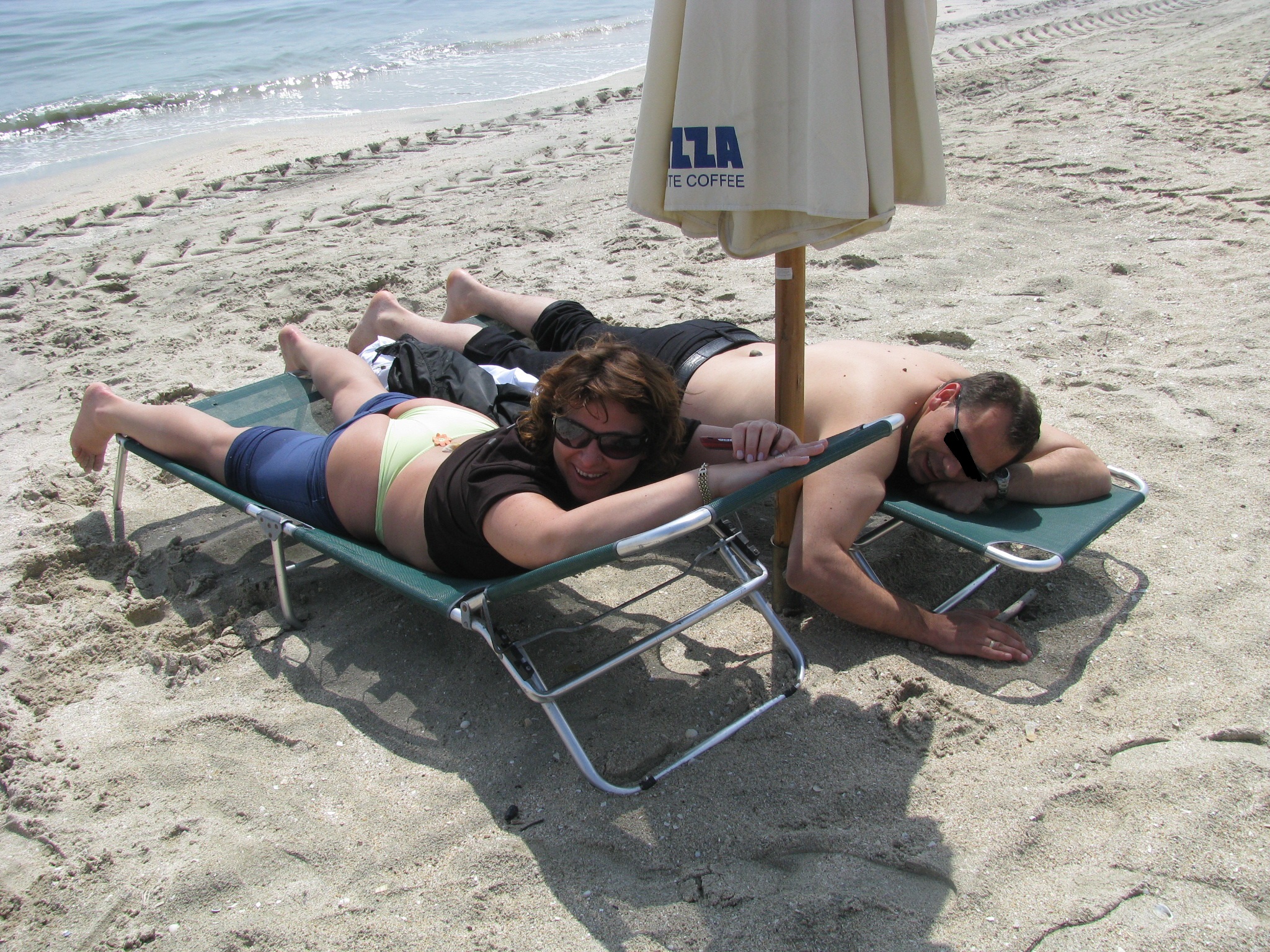 Politista a pozat idnecent alaturi de un coleg