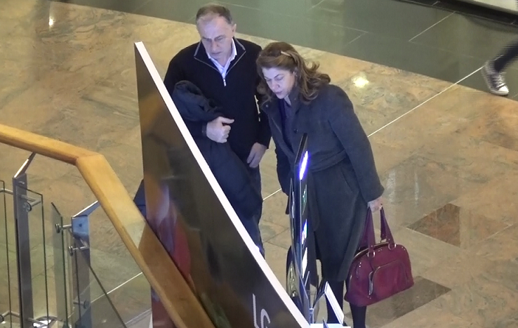 Si-au clatit ochii cu un televizor expus in mall