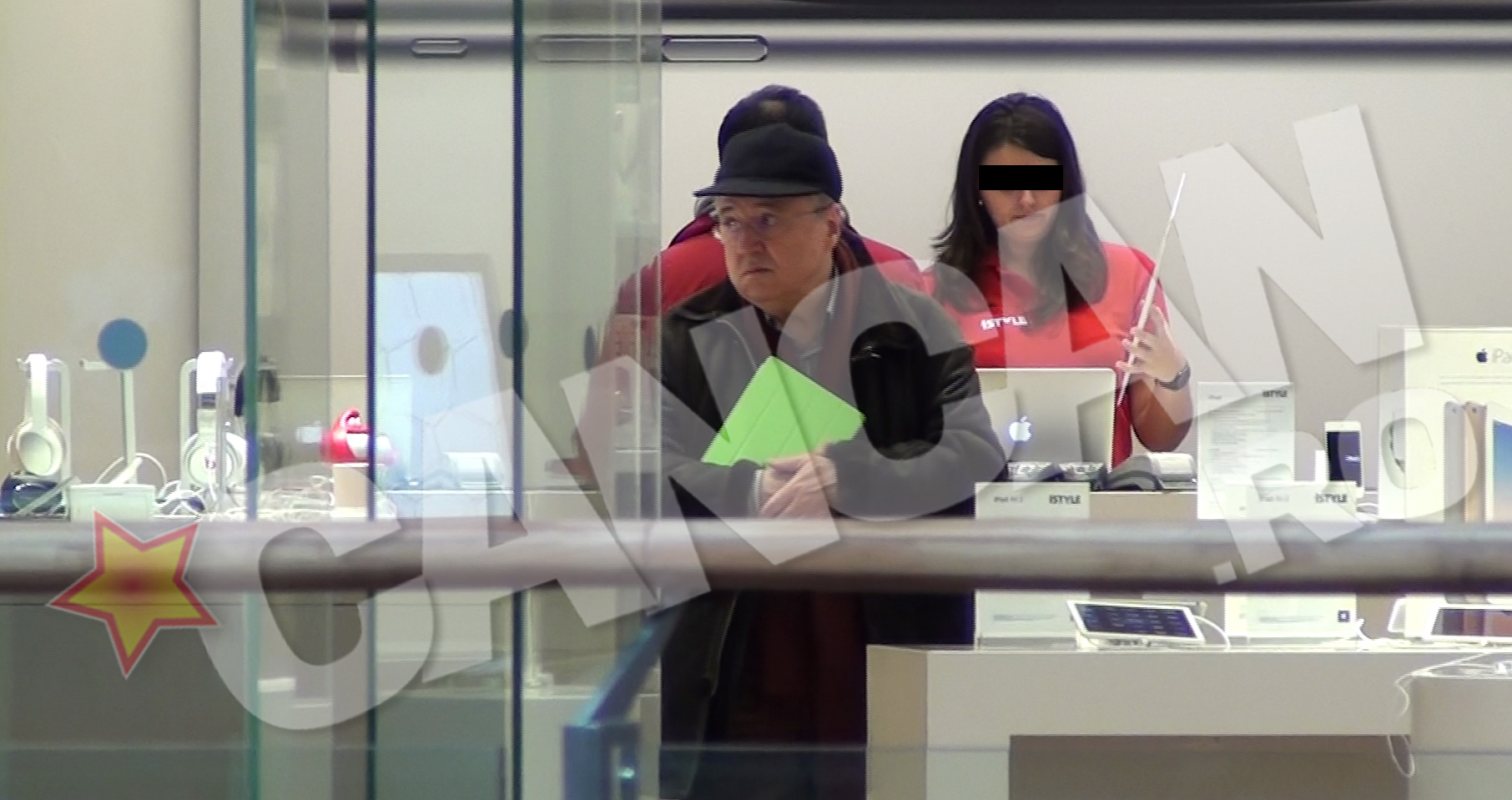 Cu o tableta in brate, Ion Cristoiu a facut slalom prin rafturile din magazin