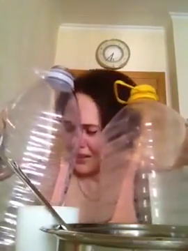 Tanara plange deoarece i-a fost oprita apa