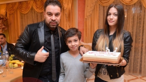 Manelistul pozand alaturi de Betty si de Dany