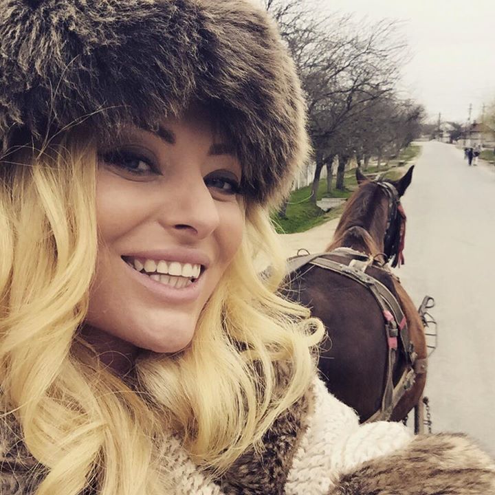 Delia s-a fotografiat in caruta