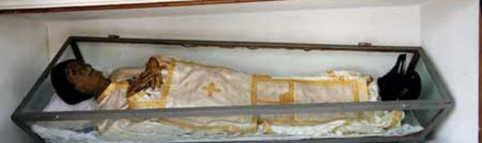 Mii de credinciosi se roaga pentru sanatate la parintele Ilie Lacatusu